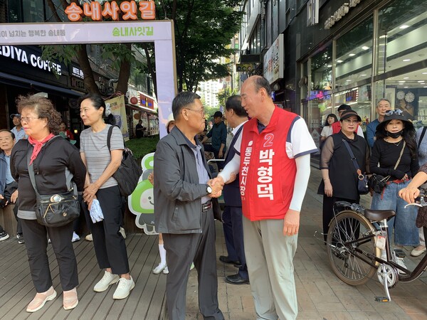 박형덕 동두천시장 후보가 유세 중에 시민에게 인사를 하고 있다. 사진 = 오기춘 기자