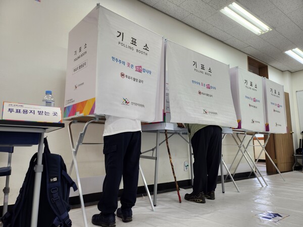 3일 오전 수원시 장안구 정자2동 제2투표소에서 제9회 전국동시지방선거 투표가 실시되고 있는 가운데 유권자들이 기표소에서 투표를 하고 있다. (사진=순정우 기자)