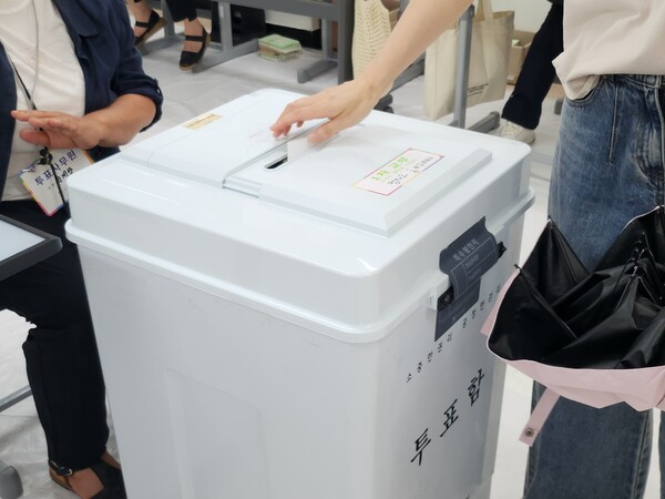3일 오전 수원시 장안구 정자2동 제2투표소에서 제9회 전국동시지방선거 투표가 실시되고 있는 가운데 한 유권자가 투표함에 자신의 투표지를 넣고 있다. (사진=순정우 기자)