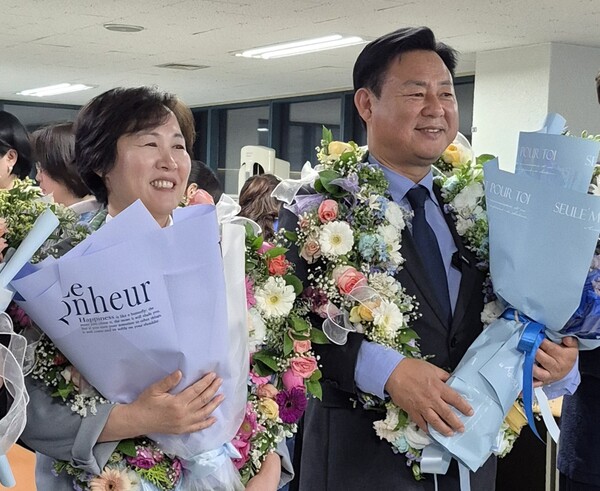 4일 새벽 당선을 확정지은  신동화(좌측) 후보와 최현덕 후보가 평생 동지이자 반려자인 부인과 함께 올해 6.3지선에서 당선의 기쁨을 나누고 있다. (사진제공=각 후보 캠프)