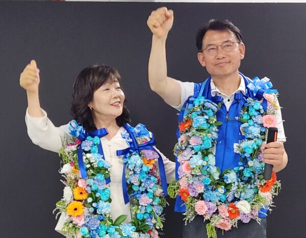 4일 새벽 당선을 확정지은  신동화(좌측) 후보와 최현덕 후보가 평생 동지이자 반려자인 부인과 함께 올해 6.3지선에서 당선의 기쁨을 나누고 있다. (사진제공=각 후보 캠프)