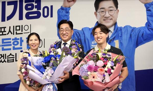 이기형 김포시장 당선인이 그의 부인과 이들과 함께 당선 인사를 하고 있다.(사진제공=이기형 후보 선거 캠프)