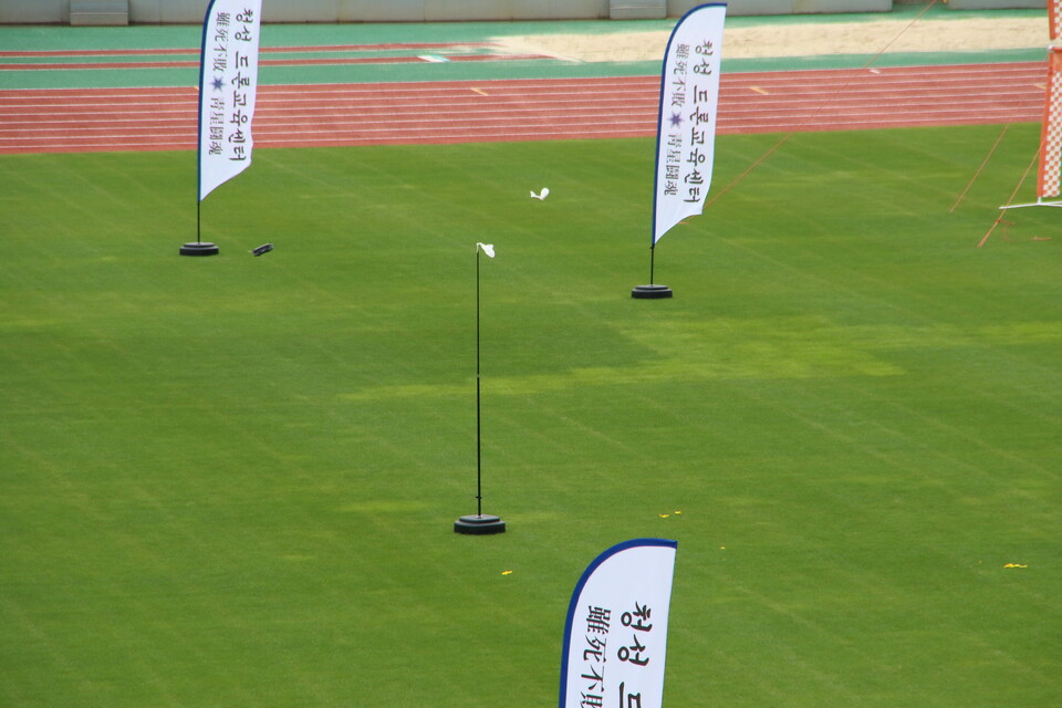 청성 드론 경기 종목인 상용 드론을 이용한 파트3 ‘드론레이싱’에서 1단·2단 루프, Z자형 파워루프 등 장애물을 회피하며 비행한 후, 마지막에 표적을 정확히 타격하는 고도화된 드론 능력을 선보이고 있다. (사진=이건구 기자)