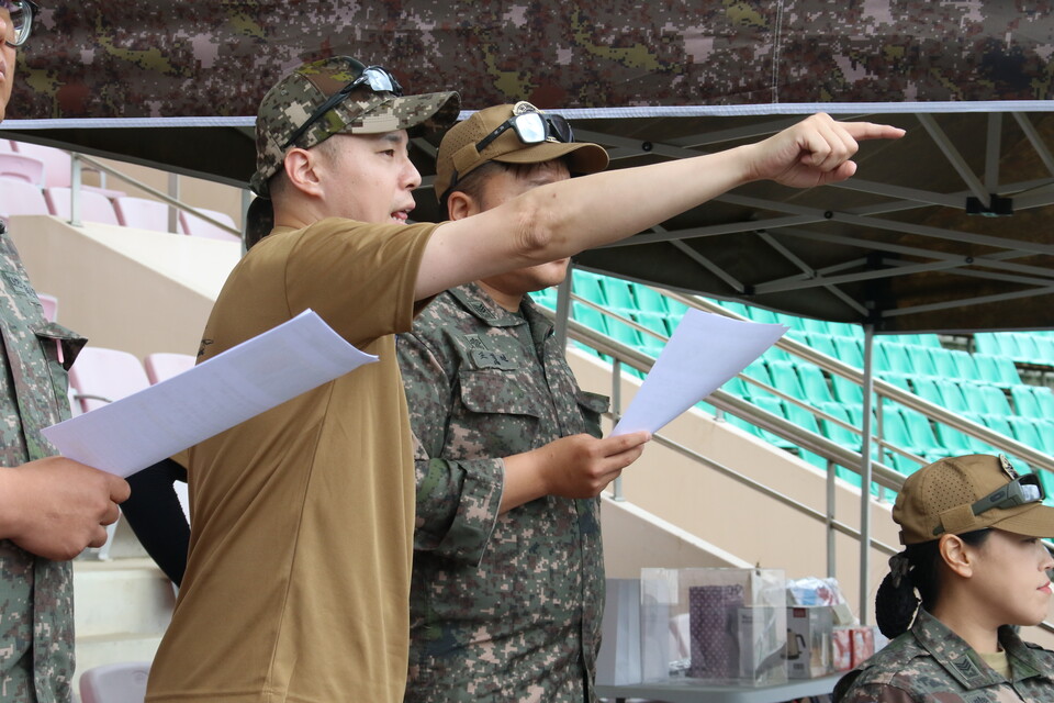 대회 경기 시작 전 드론 경진대회 현장 책임자인 사단 훈련계획장교 김태완 소령이 판정관들에게 경기일정과 설치물에 대해 설명하고 있다. (사진=이건구 기자)
