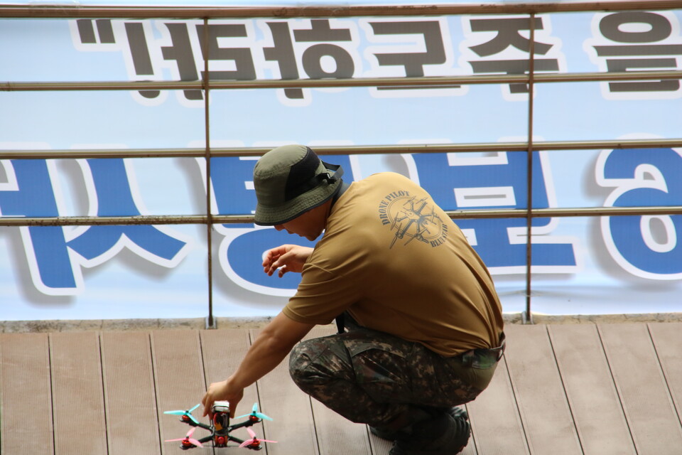 '청성 드론 경연대회'에 참가한 한 장병이 출전 드론을 점검하고 있다. (사진=이건구 기자)