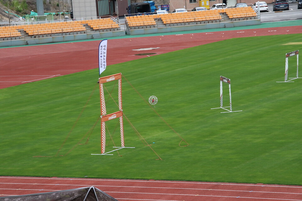 경연대회에서 경기장에 설치된 게이트를 통과하고 있는 축구·센서드론. (사진=이건구 기자)