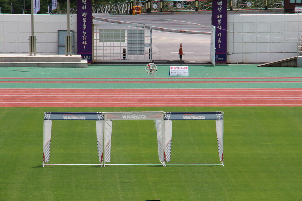 게이트를 통과하려 접근을 시도하고 있는 드론. (사진=이건구 기자)