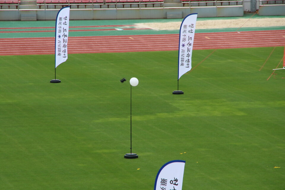 경진대회의 마지막 코스인 공격 목표물 파괴를 위해 접근하고 있는 드론. (사진=이건구 기자)