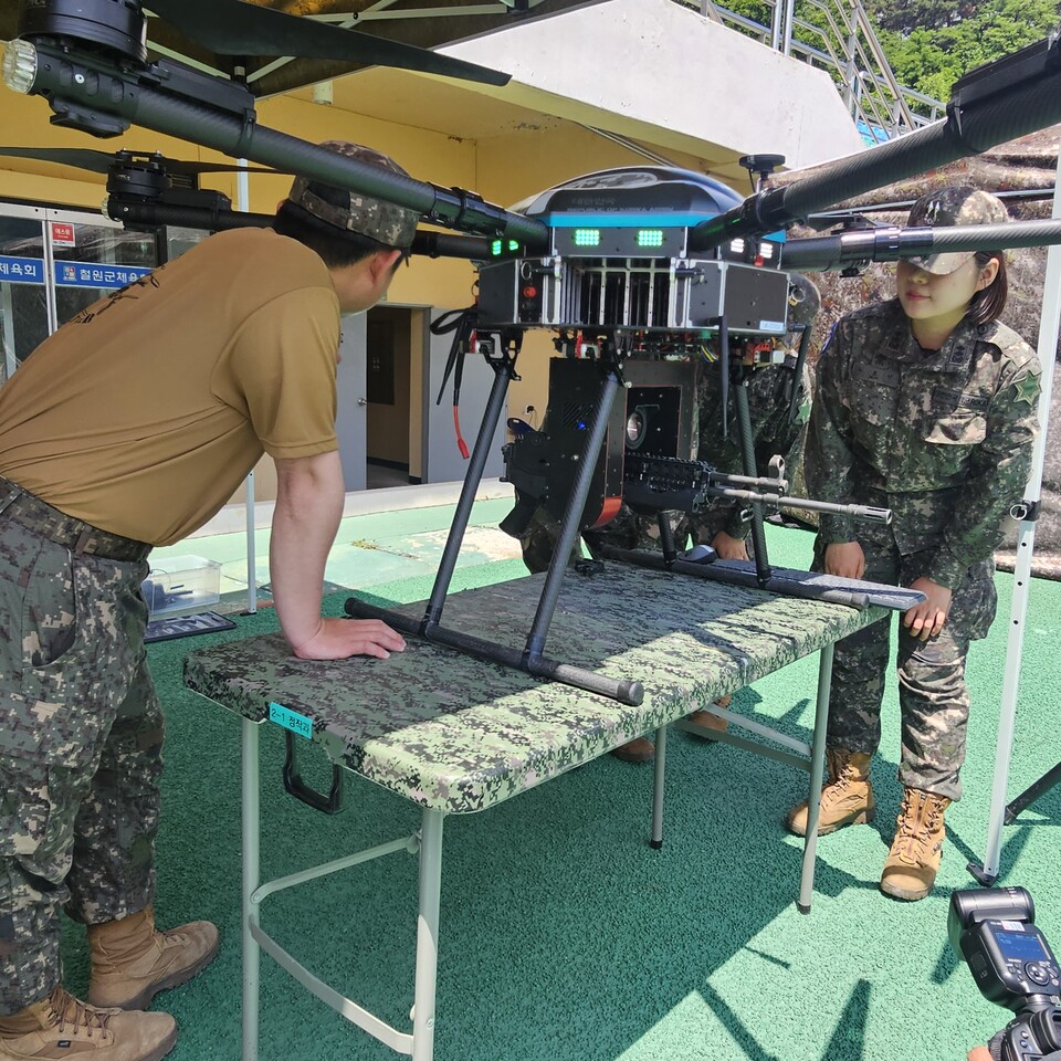 대회장에 마련된 드론 체험부스에서 드론 교관이 한 여군 장교에게 전투용 등 다양한 드론의 활용법에 대해 설명하고 있다. (사진=이건구 기자)