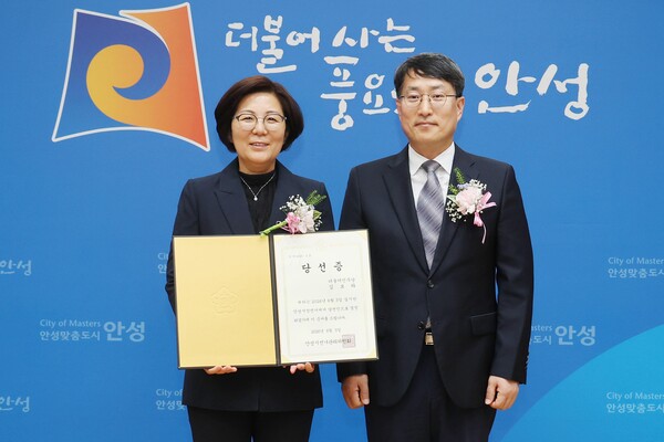 안성시선거관리위원회로부터 당선증을 받은 김보라(왼쪽) 안성시장 당선인. (사진 제공=안성시)
