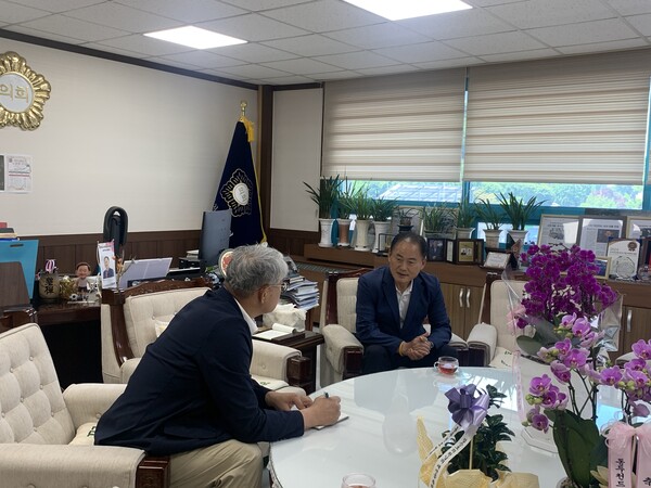 김승호 동두천시의장이 본지 기자와 나번 4선의 신화를 이룬 인터뷰에 답변하고 있다. 사진=오기춘 기자