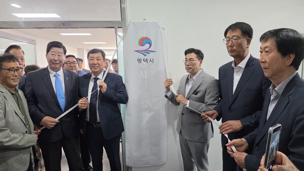 최원용(오른쪽 세번째) 평택시장 당선인과 관계자들이 인수위원회 현판 제막식을 진행하고 있다./사진=이건구 기자