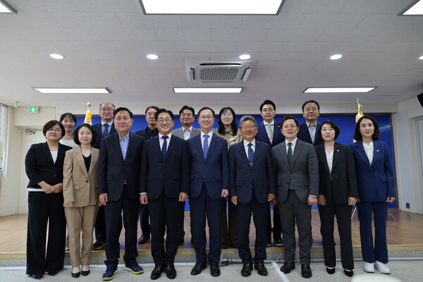 이기형 김포시장 당선인(사진 앞줄 왼쪽에서 네번째)이 채신덕 민선 9기 김포시정인수위원장(사진 앞줄 중앙)을 비롯한 인수위원 위촉식 후, 기념사진을 촬영하고 있다. (사진=권용국 기자)
