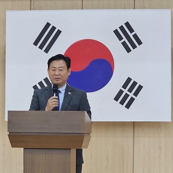신동화 구리시장 당선인이 11일 인수위원회 출범시킨 후 인사말을 하고 있다./이건구 기자