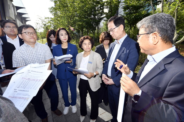 이경호 행정복지소위원회 위원장(사진 우측 앞줄)이 채신덕 위원장(사진 뒷줄 우측)을 바롯한 인수위원과 김포시청 관련 공무원들과 현장 점검에 나서고 있다.(사진제공=민선 9기 김포시장직 인수위원회)