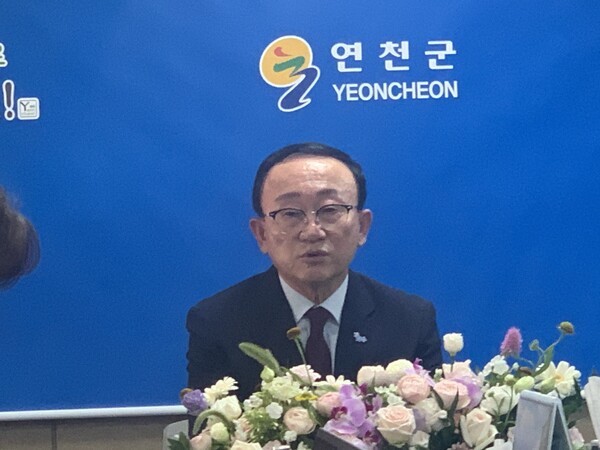 김덕현 연천군수가 1일 임기 첫날을 맞아 언론인들을 맞아 인삿말을 하고 있다. 사진=오기춘 기자