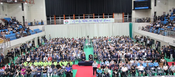 무대 높이를 낮추고 행사장 전면 앞줄에는 장애인과 어르신, 청년, 현장근로자 등 시민 대표들을 배치했다. 신 시장 부부는 내빈석 중앙에 마련된 의자에서 일반 시민들과 함께 자리했다. 기존의 권위적인 행사 형식을 벗어나 '시민이 시장'이라는 철학을 담았다. /사진=이건구 기자