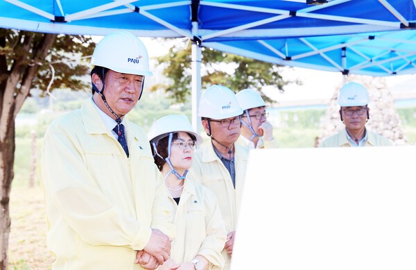 손배찬 파주시장(왼쪽)이 본격적인 장마를 대비해 현장을 방문, 위험 요인들을 점검하고 있다. /사진제공=파주시