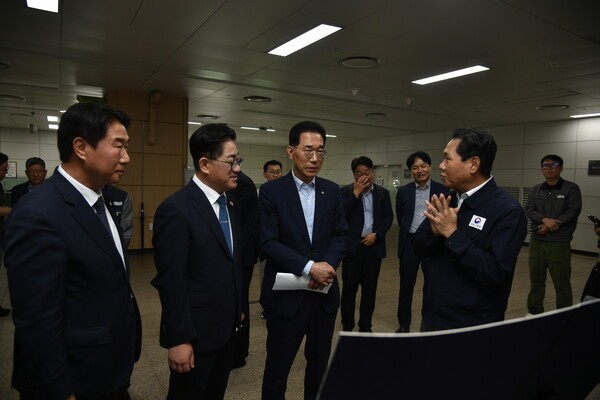 인천2호선 고양 연장선 조기 착공을 위한 예타 통과를 위해 이기형 김포시장(왼쪽 두번째)이 김포골드라인 걸포북변역에서 김용석 대광위원장과 협력 방안 등을 논의하고 있다. /사진제공=김포시
