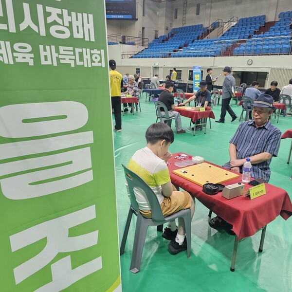 제1회 구리시장배 생활체육 바둑대회에 추전된 최연소 참가자 이재환군이 고령의 어르신과 대국을 펼치고 있다. /사진=이건구 기자