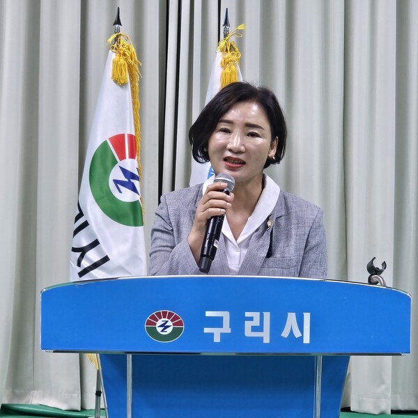 제1회 구리시장배 생활체육 바둑대회에 구리시의회 시의원들과 함께 참석한 양경애 시의회 의장이 축사를 하고 있다. /사진=이건구 기자