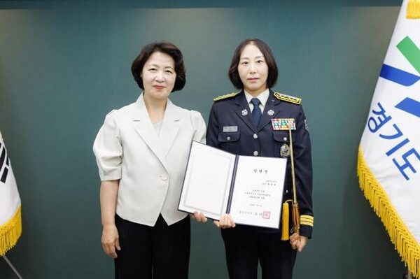 추미애 경기도지사(왼쪽)가 13일 허선경 소방정에게 임명장을 수여한 뒤 기념촬영을 하고 있다. /사진제공=경기도