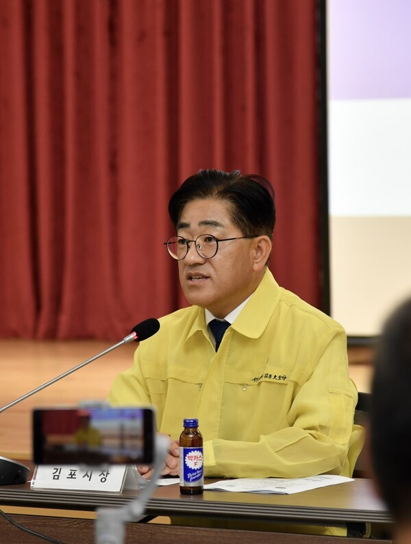 이기형 김포시장이 14일 김포FC에서 발생한 사무국직원의 공금 횡령사건에 대해 브리핑히고 있다. /사진제공=김포시