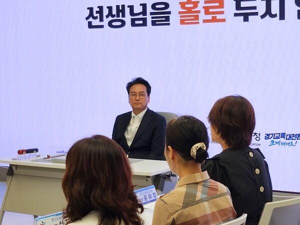 20일 오후 경기도교육청 1층에서 열린 탄원서 서명식 행사에서 안민석 교육감이 참석 교사들의 발언을 경청하고 있다. /사진=순정우 기자