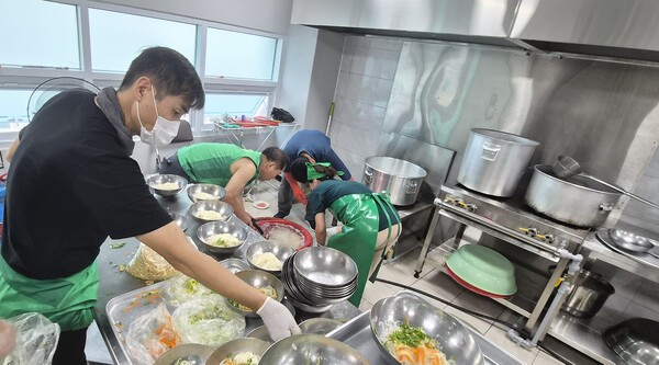 구리시 수택2동 새마을부녀회가 지역 내 소외계층 지원기금 마련을 위한 '사랑의 바자회'를 열고 따뜻한 나눔을 실천했다. /사진제공=수택2동 새마을부녀회