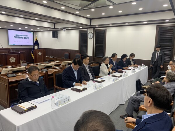24일 오전 11시 동두천시의회 본회의장에서 열린 제10대 의회 언론인 간담회에서 임현숙 의장과 의원들이 언론인들과 소통하며 의정 방향을 논의하고 있다. /사진= 오기춘 기자