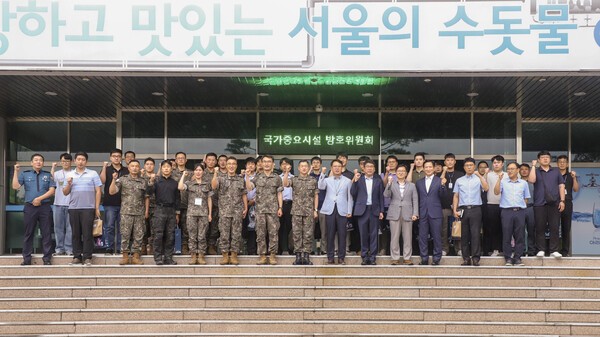 23일 '2026년 국가중요시설 방호위원회'에 참석한 이일용 5군단장(앞줄 오른쪽 일곱번째)과 민·관·군·경 관계자들이 기념 사진을 찍고 있다. /사진제공=육군5군단