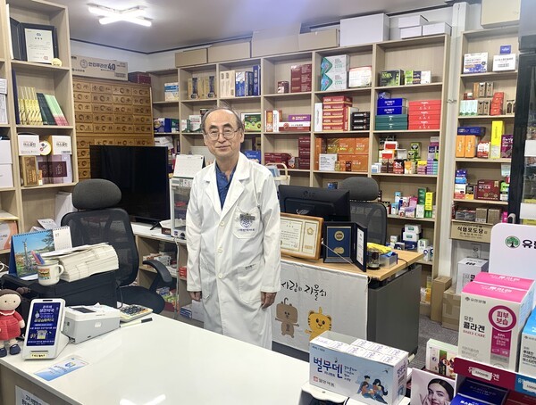 김의순 약사가 취재 기자를 향해 밝은 미소를 지어 보이고 있다. /사진=오기춘 기자