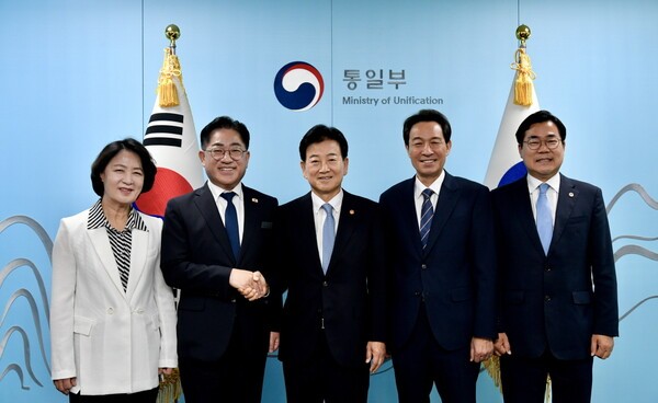 이기형 김포시장(왼쪽 두번째)이 27일 정부서울청사에서 ‘제2차 접경지역 평화안전 연석회의’를 마친 후 ​​​​​​​정동영 통일부장관(가운데), 추미애 경기도지사(왼쪽), 우상호 강원도지사(중앙 오른쪽), 박찬대 인천시장(오른쪽)과 기념사진을 찍고 있다. /사진제공=김포시청