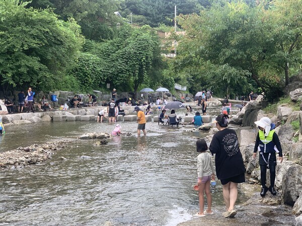 27일 동두천시 탑동계곡에서 어린이들과 어른들이 물놀이를 즐기고 있다. /사진 = 오기춘 기자