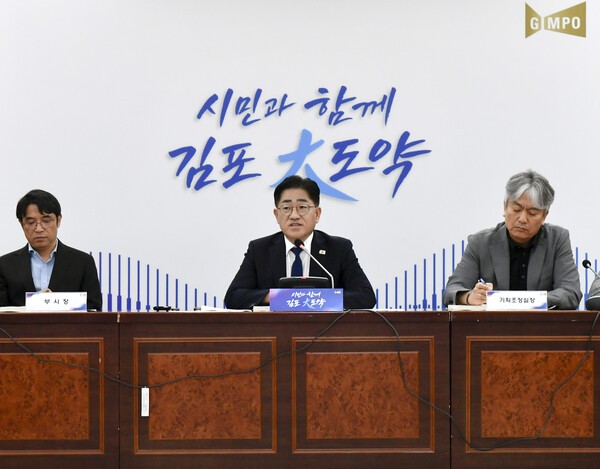 이기형 김포시장이 27일 민선 9기 공약사항 추진계획 보고회를 개최하고 각 소관 부서의 추진계획 등을 보고 받은 뒤, 실행계획단계부터 이행까지 시민 눈높이에 맞는 추진을 당부하고 있다. /사진제공=김포시