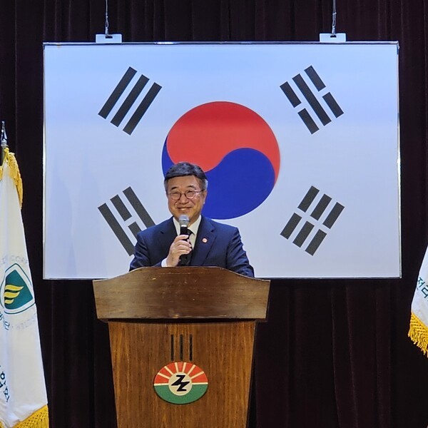 윤호중 행정안전부 장관이 구리시청에서 열린 전국자율방재단연합회 회장 이취임식에서 축사를 하고 있다. /사진=이건구 기자