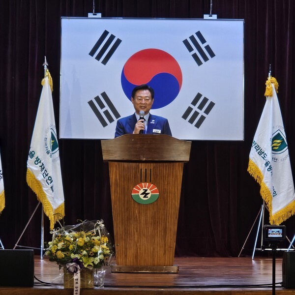 전국자율방재단연합회 회장 이취임식에서 신동화 구리시장이 환영사를 하고 있다. /사진=이건구 기자
