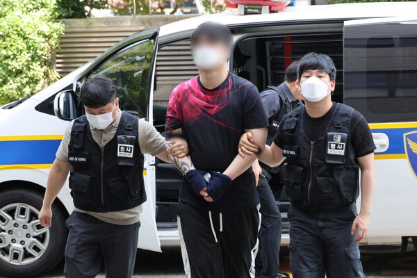 인천지검은 전국 각지에서 보복 대행 범죄를 저지른 일당 중 3명을 재물손괴와 주거침입 혐의 등으로 구속 기소했다./연합뉴스