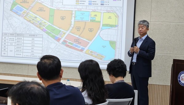 이형록 김포도시공사 사장이 공사의 현안 사업에 대한 2026년 하반기 언론 브리핑 과정에 기자의 질의를 듣고 있다. /사진=권용국 기자