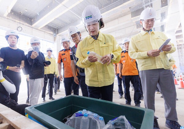 추미애 경기도지사가 공공 공사 현장을 둘러보고 있다. /사진제공=경기도