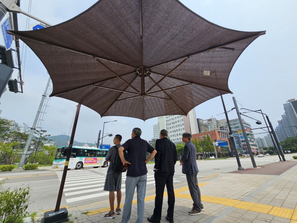 경기지역 28개 시·군에 폭염주의보가 발효된 12일 오전 11시40분께 더위에 지친 시민들이 의정부시 신곡동 경기도청북부청사 앞 도로에 설치된 그늘막에서 신호를 기다리고 있다. /사진=오기춘 기자