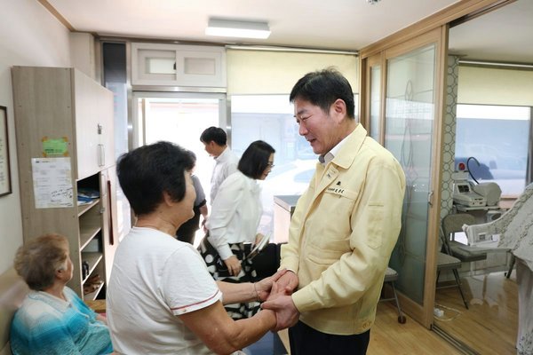 조용호 오산시장이 최근 관내 경로당을 방문해 무더위 쉼터 운영 실태를 확인하고 폭염에 취약한 어르신들의 건강과 안부를 살피고 있다. /사진제공=오산시