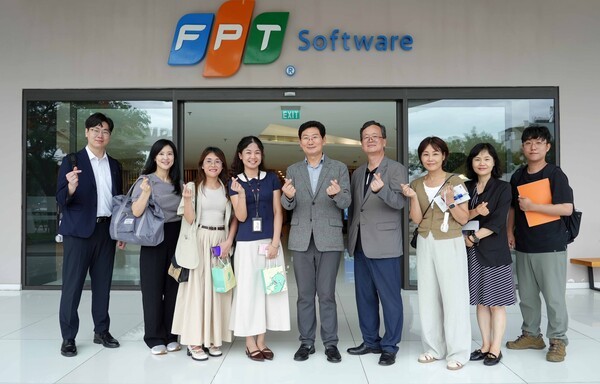 이상일 용인시장과 장정순 시의회의장 일행이 6일 다낭 제2소프트웨어파크에 위치한 FPT 하이테크·반도체 연구개발(R&D) 센터를 찾아 기념사진을 찍고 있다. /사진제공=용인시