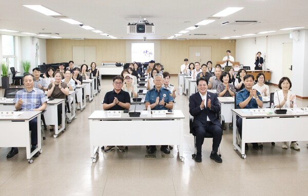 안양시는 7일 오전 10시 30분 시청 상황실에서 만안·동안경찰서 안양과천교육지원청, 지정 학교, 동 행정복지센터, 자율 방범대 관계자 등 39명이 참석한 가운데 ‘아동 보호 구역의 실질적인 운영과 안전 강화를 위한 관계 기관 협력 회의’를 개최했다. /사진제공=안양시 