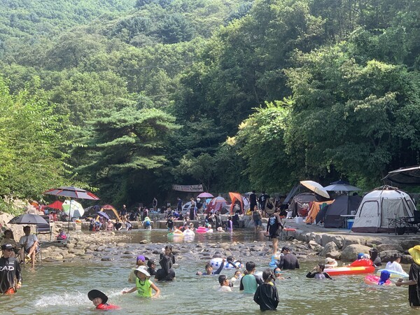 7일 가을을 알리는 절기 입추, 오후 2시 30분께 동두천의 유일한 피서지인 탑동계곡에서 시민들이 무더위를 피해 물놀이를 하고 있다./사진=오기춘 기자