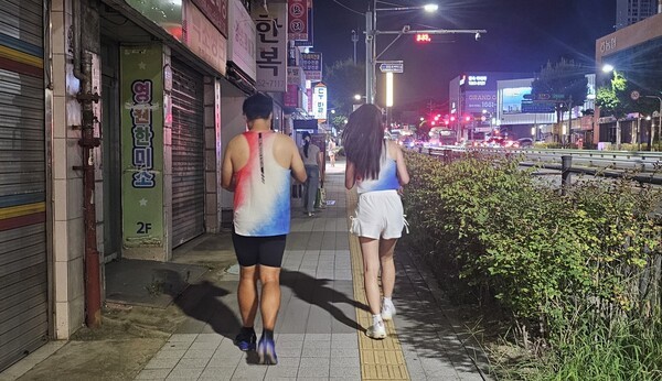 광복절 81주년을 일주일 앞둔 8일 밤 8시께 구리시 교문사거리 인근에서 청춘 남녀가 가볍게 달리고 있다. /사진=이건구 기자