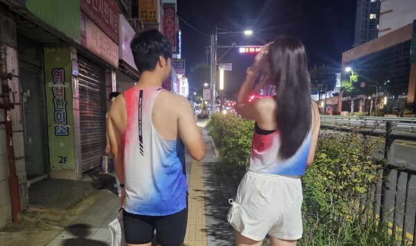 조깅 도중 잠시 멈춰 숨을 고르는 두 사람. /사진=이건구 기자