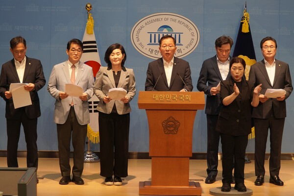 부산·인천·울산 지역 국민의힘 국회의원들이 10일 "전국 4개 항만공사 통합 논의를 철회하라"고 촉구하고 있다. /연합뉴스