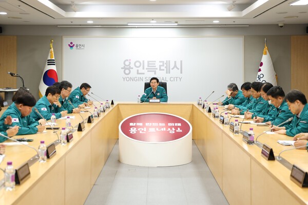 이상일 용인시장이 11일 시청 영상회의실에서 ‘을지연습 준비보고회’를 열고, 비상 상황 발생 시 국가와 국민을 보호하기 위한 대비 상황과 합동상황실 운영, 훈련 일정 등에 대해 보고받고 있다. /사진제공=용인시