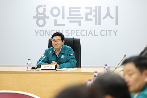이상일 용인시장이 11일 시청 영상회의실에서 ‘을지연습 준비보고회’를 열고, 비상 상황 발생 시 국가와 국민을 보호하기 위한 대비 상황과 합동상황실 운영, 훈련 일정 등에 대해 보고받고 있다. /사진제공=용인시